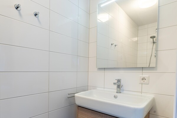 Foto van Modern vakantiehuis aan zee met sauna - Vakantiehuis in Scherpenisse - BathRoom