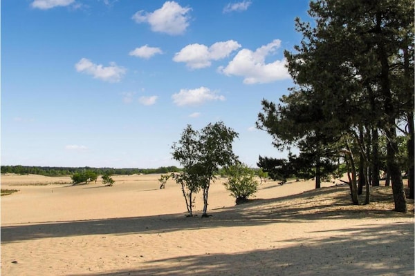 Foto van Chalet bij Drunense Duinen in Van Gogh-stijl - Vakantiehuis in Udenhout - AreaSummer20KM