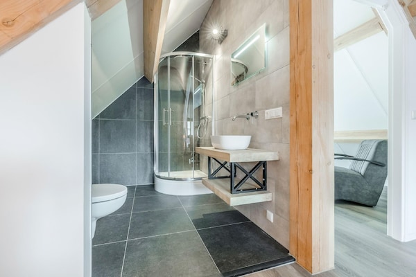 Foto van Chique verblijf met rieten dak - Vakantiehuis in Baarle-Nassau - BathRoom