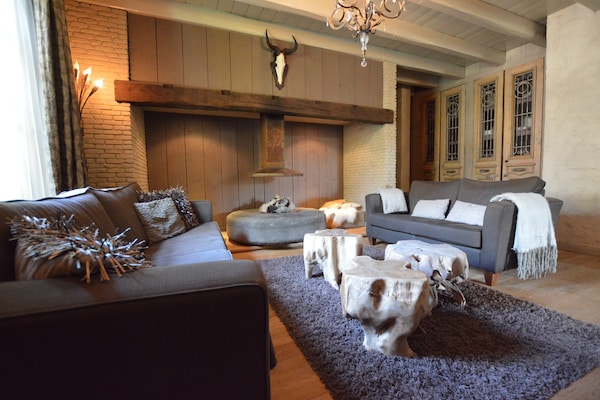 Foto van Groepsverblijf met privézwembad en sauna - Vakantiehuis in Alphen - LivingRoom