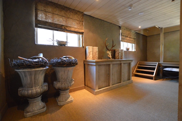 Foto van Groepsverblijf met privézwembad en sauna - Vakantiehuis in Alphen - Landing
