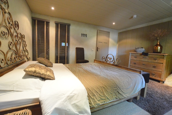 Foto van Groepsverblijf met privézwembad en sauna - Vakantiehuis in Alphen - BedRoom