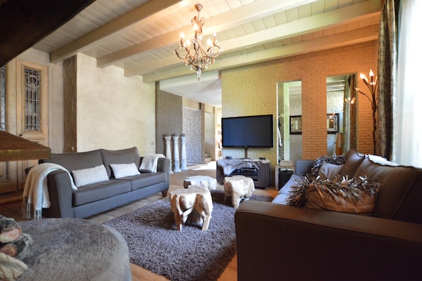 Foto van Groepsverblijf met privézwembad en sauna - Vakantiehuis in Alphen - LivingRoom