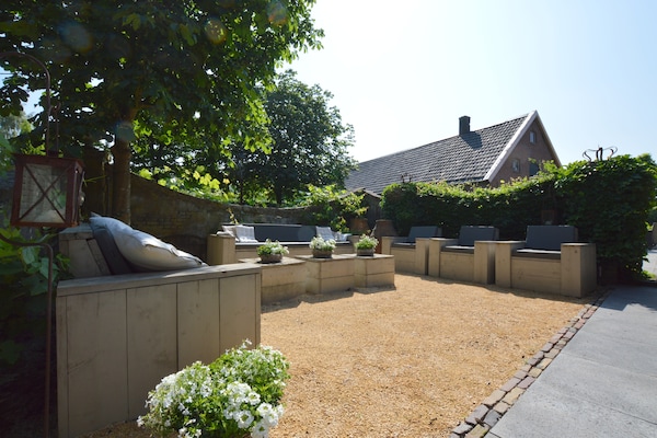 Foto van Groepsverblijf met privézwembad en sauna - Vakantiehuis in Alphen - TerraceBalcony