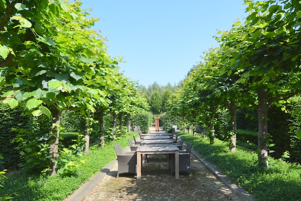 Foto van Groepsverblijf met privézwembad en sauna - Vakantiehuis in Alphen - GardenSummer