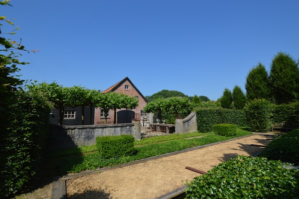 Foto van Groepsverblijf met privézwembad en sauna - Vakantiehuis in Alphen - GardenSummer