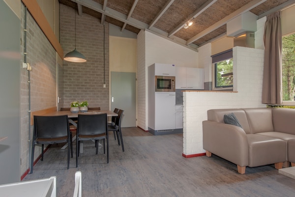 Foto van Bungalow in Weerterbergen met Haard - Vakantiehuis in Weert - LivingRoom
