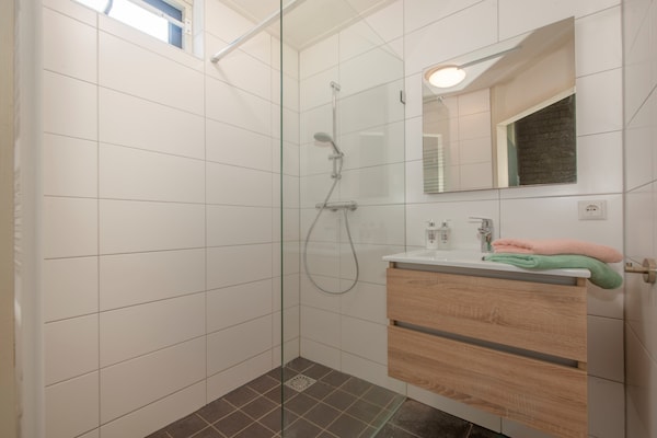 Foto van Bungalow in Weerterbergen met Haard - Vakantiehuis in Weert - BathRoom