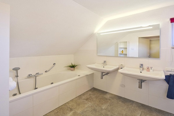 Foto van Boerderij in Limburg met Sauna & Zwembad - Vakantiehuis in Roggel - BathRoom