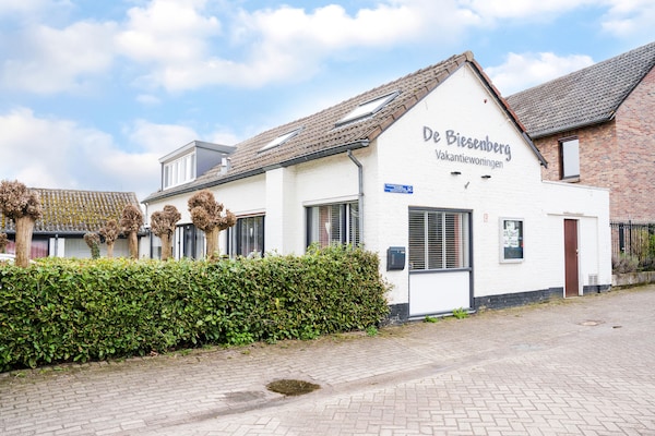 Foto van Chalet in Ulestraten vlakbij Maastricht - Vakantiehuis in Ulestraten - ExteriorSummer