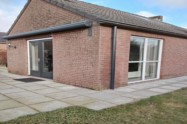 Foto van Gezellig vakantiehuis met tuin - Vakantiehuis in Ewijk - ExteriorSummer