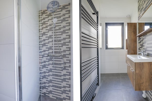 Foto van 6-pers. sauna bungalow aan het meer - Vakantiehuis in Ewijk - BathRoom