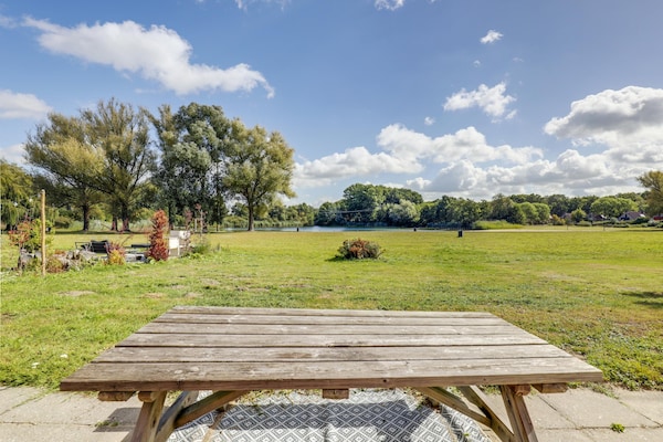 Foto van 6-pers. sauna bungalow aan het meer - Vakantiehuis in Ewijk - TerraceBalcony