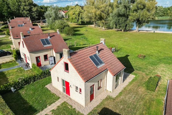 Foto van 6-pers. sauna bungalow aan het meer - Vakantiehuis in Ewijk - ExteriorSummer