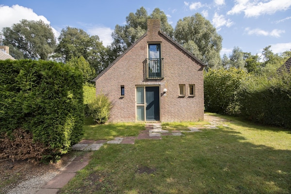 Foto van Beboste bungalow Ewijk voor 6 - Vakantiehuis in Ewijk - ExteriorSummer