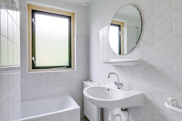 Foto van Beboste bungalow Ewijk voor 6 - Vakantiehuis in Ewijk - BathRoom