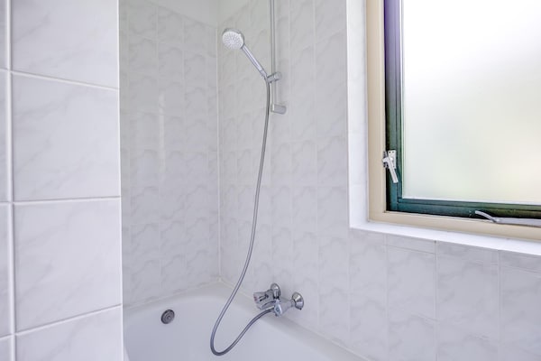 Foto van Beboste bungalow Ewijk voor 6 - Vakantiehuis in Ewijk - BathRoom