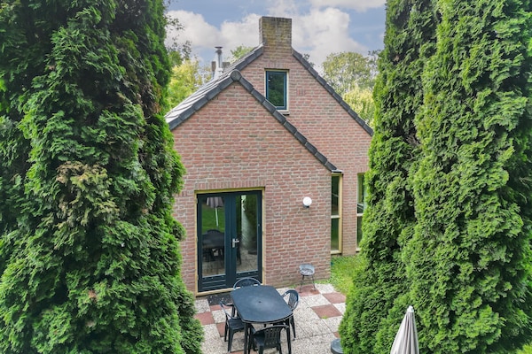 Foto van Beboste bungalow Ewijk voor 6 - Vakantiehuis in Ewijk - TerraceBalcony