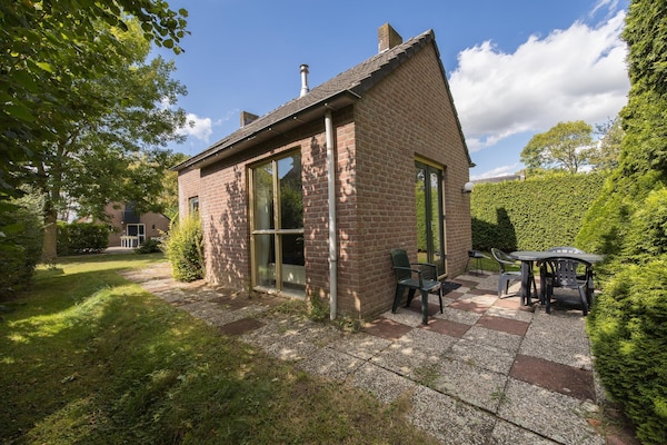 Foto van Beboste bungalow Ewijk voor 6 - Vakantiehuis in Ewijk - ExteriorSummer