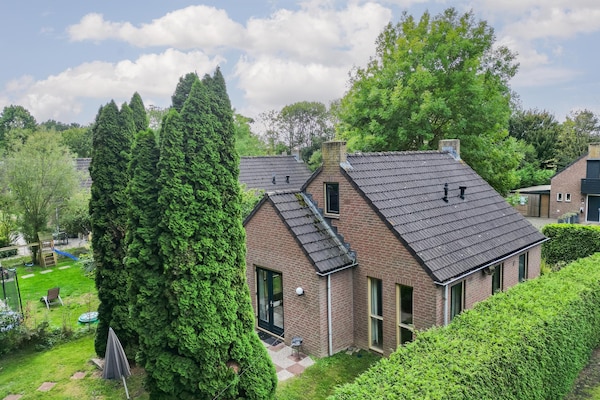 Foto van Beboste bungalow Ewijk voor 6 - Vakantiehuis in Ewijk - ExteriorSummer