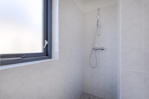 Foto van Rustige bosbungalow voor 6 personen - Vakantiehuis in Ewijk - BathRoom