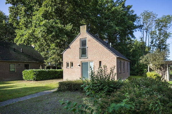 Foto van Rustige bosbungalow voor 6 personen - Vakantiehuis in Ewijk - ExteriorSummer