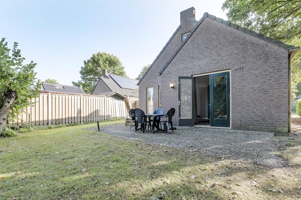 Foto van Rustige bosbungalow voor 6 personen - Vakantiehuis in Ewijk - ExteriorSummer
