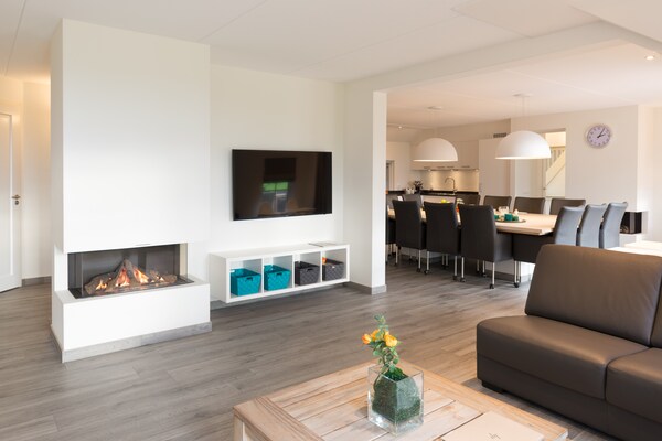Foto van Gezellig groepsverblijf met open haard - Vakantiehuis in Hellendoorn - LivingRoom