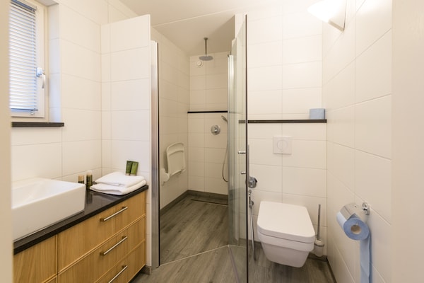 Foto van Gezellig groepsverblijf met open haard - Vakantiehuis in Hellendoorn - BathRoom