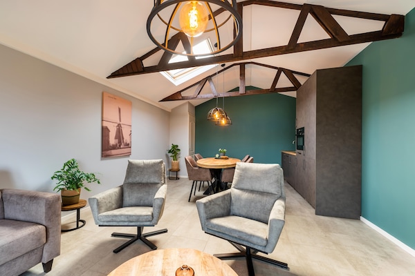 Foto van 2 modern verbouwde vakantiehuisjes naast elkaar in landelijke omgeving - LivingRoom