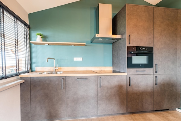 Foto van 2 modern verbouwde vakantiehuisjes naast elkaar in landelijke omgeving - Kitchen