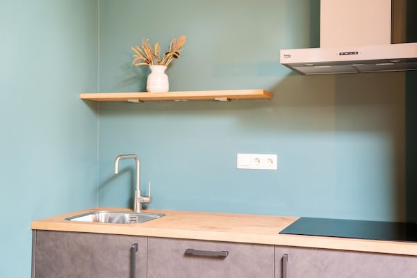 Foto van 2 modern verbouwde vakantiehuisjes naast elkaar in landelijke omgeving - Kitchen