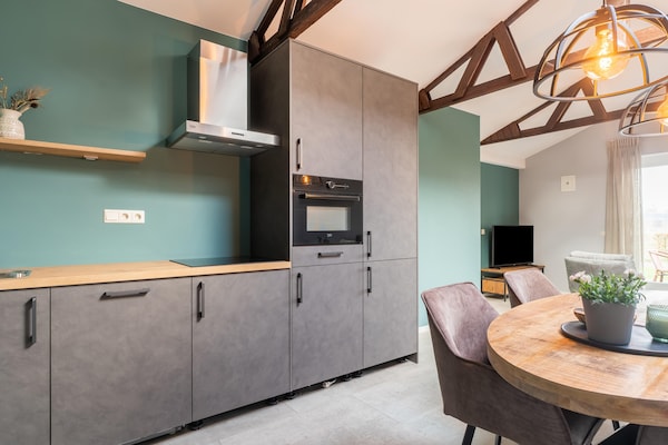 Foto van 2 modern verbouwde vakantiehuisjes naast elkaar in landelijke omgeving - Kitchen