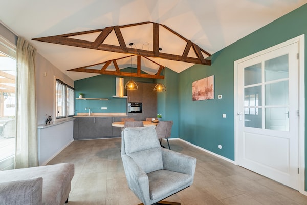 Foto van 2 modern verbouwde vakantiehuisjes naast elkaar in landelijke omgeving - Landing