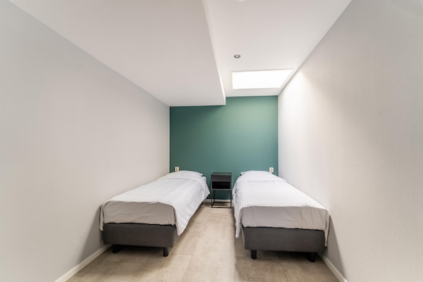 Foto van 2 modern verbouwde vakantiehuisjes naast elkaar in landelijke omgeving - BedRoom