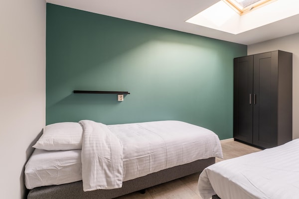 Foto van 2 modern verbouwde vakantiehuisjes naast elkaar in landelijke omgeving - BedRoom