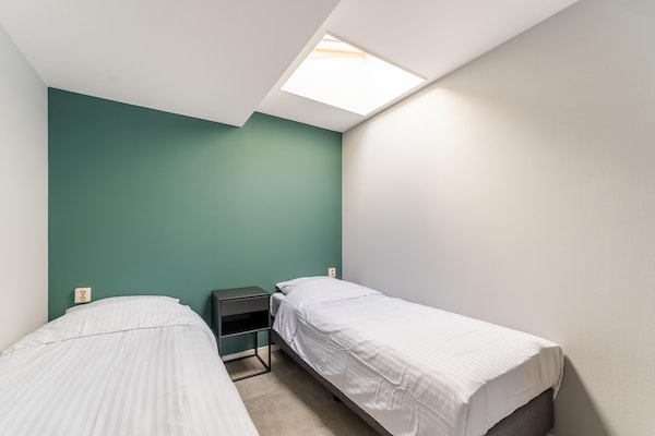 Foto van 2 modern verbouwde vakantiehuisjes naast elkaar in landelijke omgeving - BedRoom