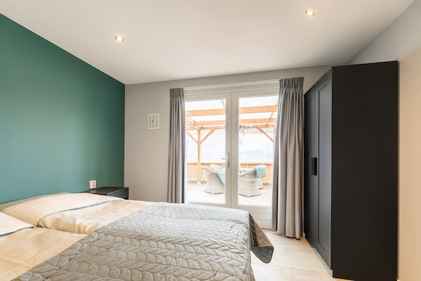 Foto van 2 modern verbouwde vakantiehuisjes naast elkaar in landelijke omgeving - BedRoom
