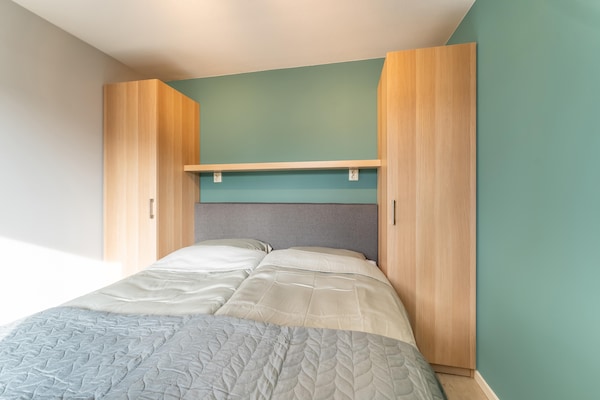 Foto van 2 modern verbouwde vakantiehuisjes naast elkaar in landelijke omgeving - BedRoom