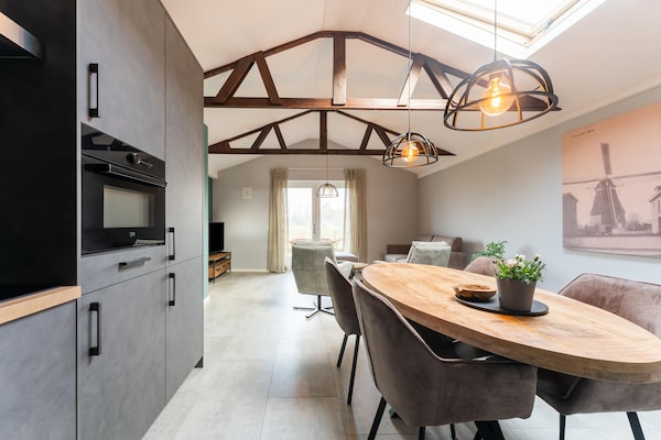 Foto van 2 modern verbouwde vakantiehuisjes naast elkaar in landelijke omgeving - DiningRoom
