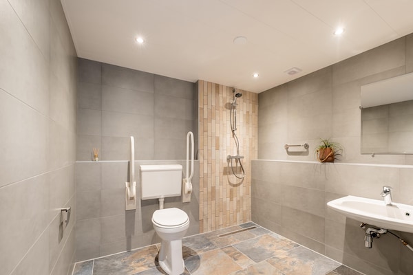 Foto van 2 modern verbouwde vakantiehuisjes naast elkaar in landelijke omgeving - BathRoom