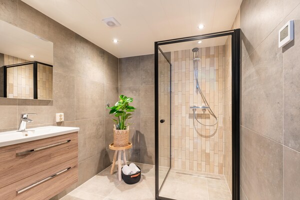 Foto van 2 modern verbouwde vakantiehuisjes naast elkaar in landelijke omgeving - BathRoom