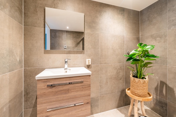 Foto van 2 modern verbouwde vakantiehuisjes naast elkaar in landelijke omgeving - BathRoom