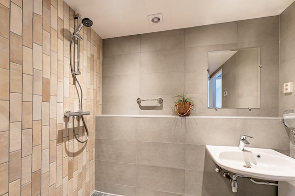 Foto van 2 modern verbouwde vakantiehuisjes naast elkaar in landelijke omgeving - BathRoom