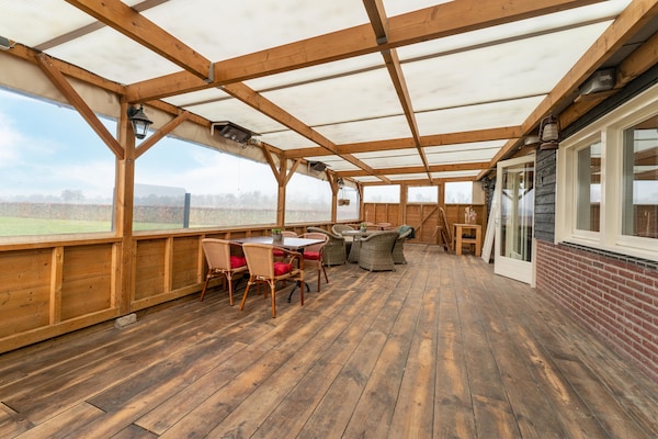 Foto van 2 modern verbouwde vakantiehuisjes naast elkaar in landelijke omgeving - TerraceBalcony