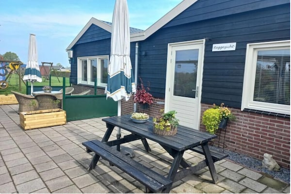 Foto van 2 modern verbouwde vakantiehuisjes naast elkaar in landelijke omgeving - TerraceBalcony