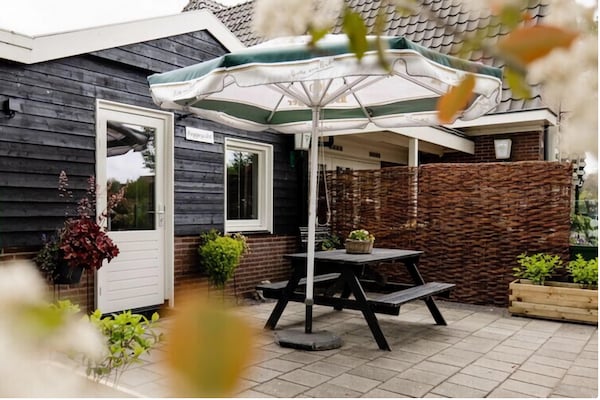 Foto van 2 modern verbouwde vakantiehuisjes naast elkaar in landelijke omgeving - TerraceBalcony