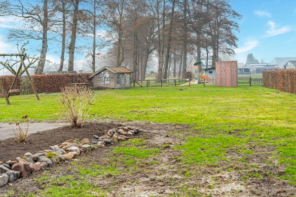 Foto van 2 modern verbouwde vakantiehuisjes naast elkaar in landelijke omgeving - ViewSummer