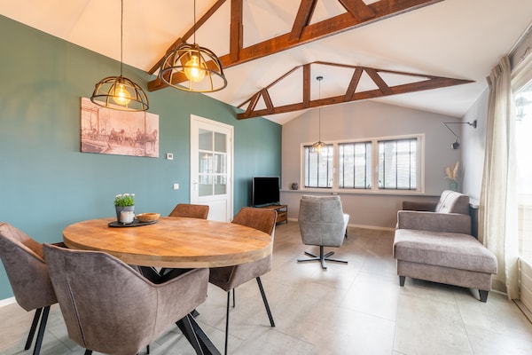 Foto van 2 modern verbouwde vakantiehuisjes naast elkaar in landelijke omgeving - DiningRoom