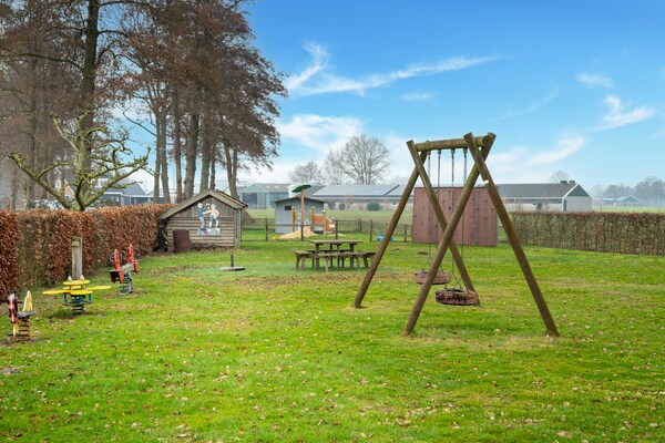 Foto van 2 modern verbouwde vakantiehuisjes naast elkaar in landelijke omgeving - GardenSummer
